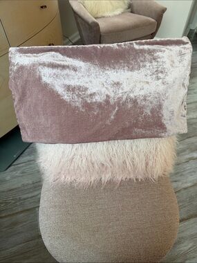 West Elm like New Blush Velvet and Cotton “12 x “20”
Pillow Cover Soft Pretty 🌺🌺